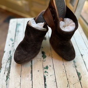 Brown soft side clog. Size 8